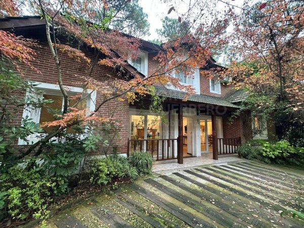 Casa en venta | 8 ambientes | Caril&oacute;