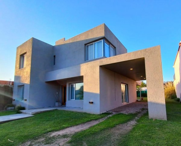 Casa en venta | 6 ambientes | Las Ca&ntilde;itas Barrio Privado | Malagueno