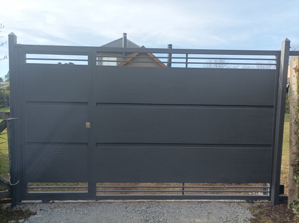 Porton corredizo con puerta peatonal
