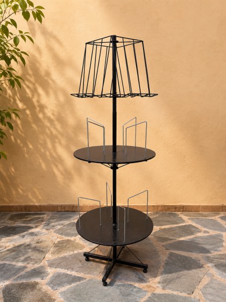 Exhibidor negro giratorio de madera
