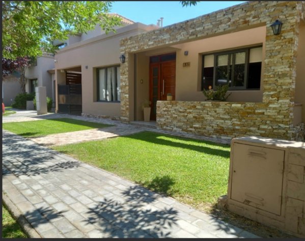 Casa en venta | 5 ambientes | Luzuriaga