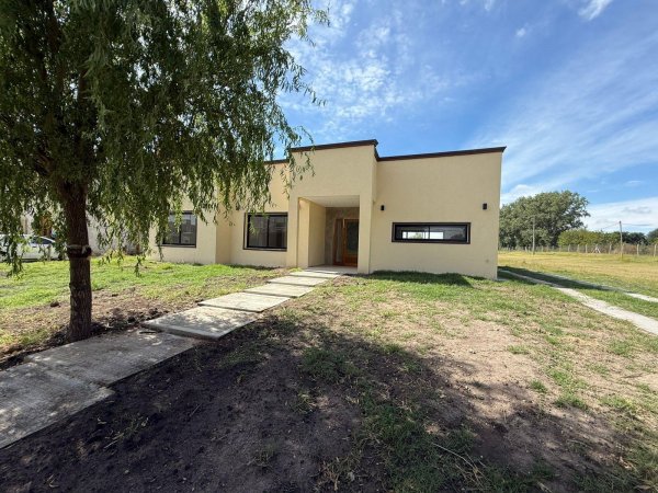 Casa en venta | 3 ambientes | Ca&ntilde;uelas