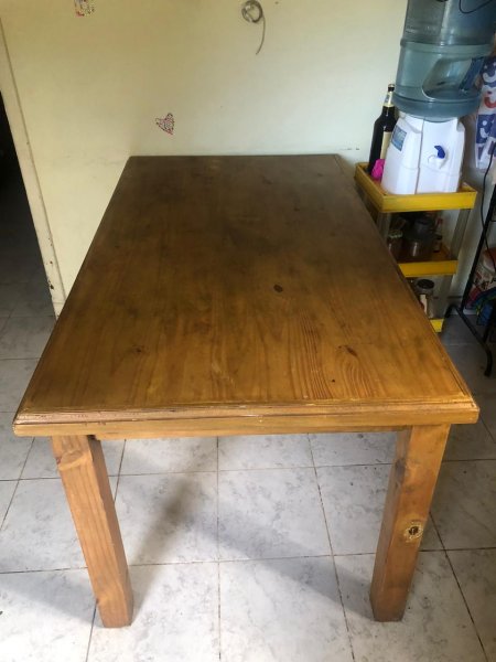 Mesa de pino barnizada