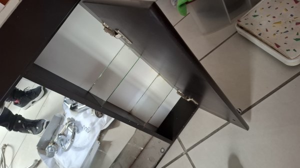 Botiqu&iacute;n de ba&ntilde;o con espejo y luz